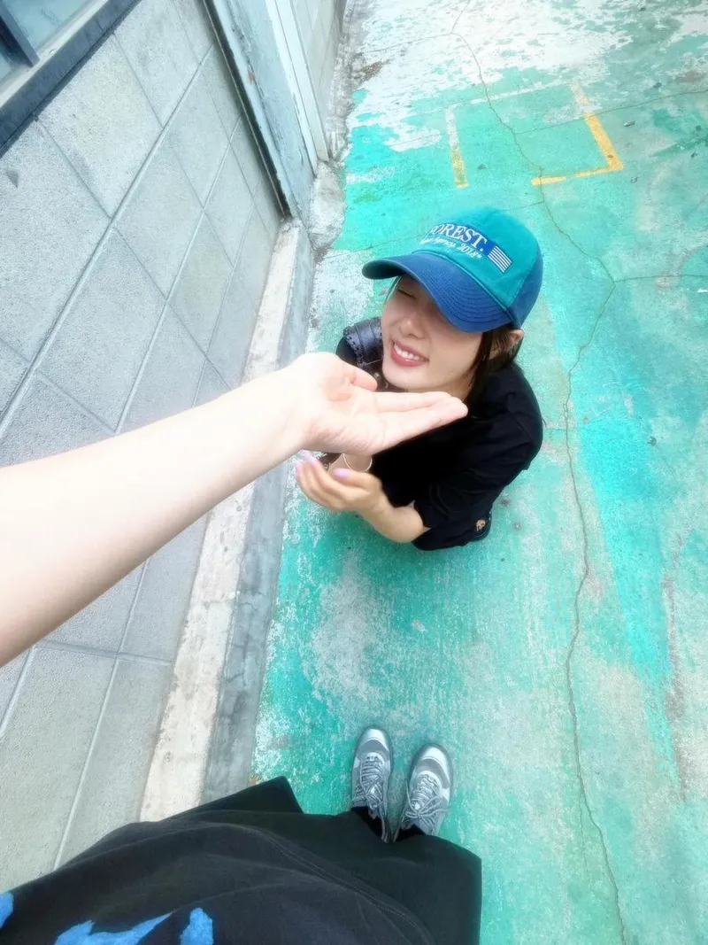 “주머니에 넣고 싶은 노래”…민경아, 여름 햇살 아래 미소→일상 속 동화 같은 순간 / 뮤지컬배우 민경아 인스타그램