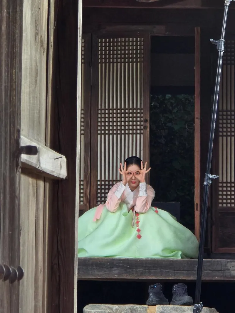 “솔직히..저 많이 보고싶지 않사옵니까”…서현, 한옥의 여유→청순한 한복 자태 / 걸그룹 소녀시대 서현 인스타그램