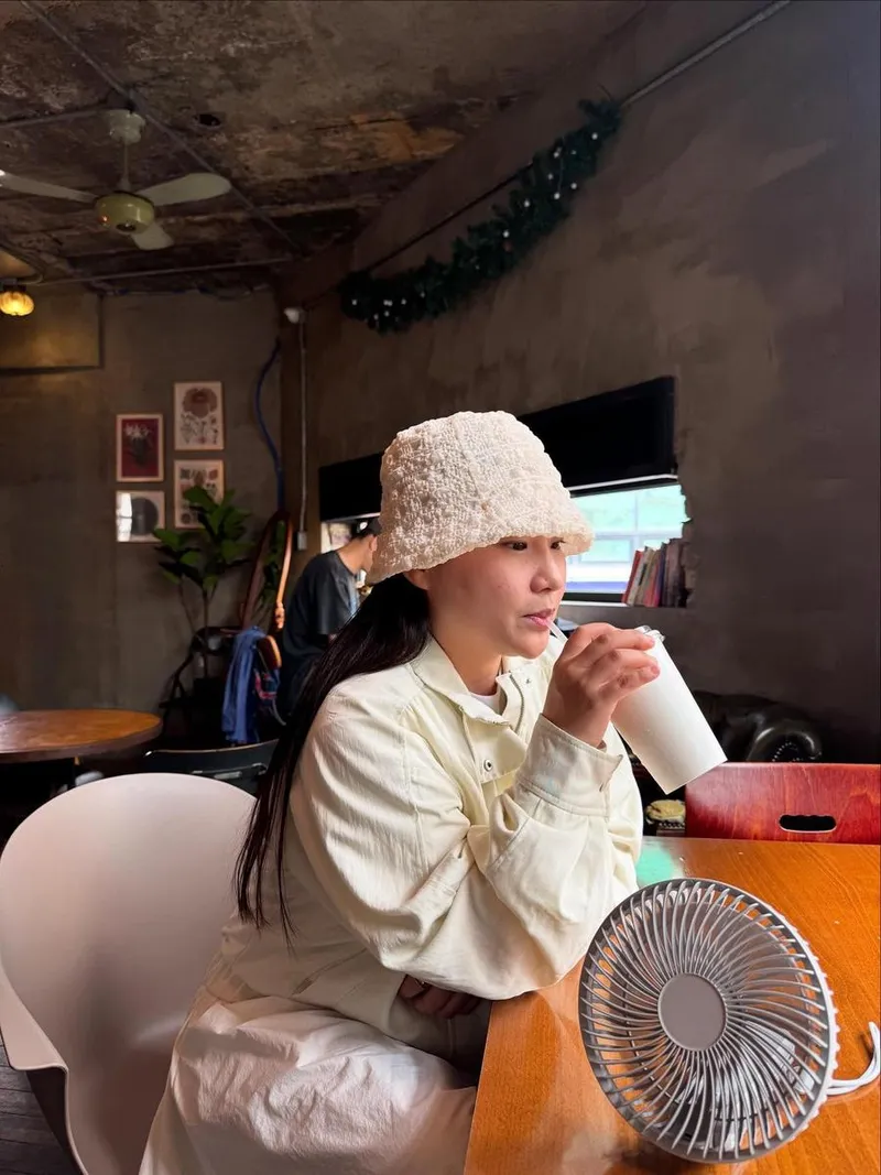 “어제 우레옥 킬링시저 연극”…조현아, 여름 오후→조용한 휴식 속 미소 / 어반자카파 조현아 인스타그램
