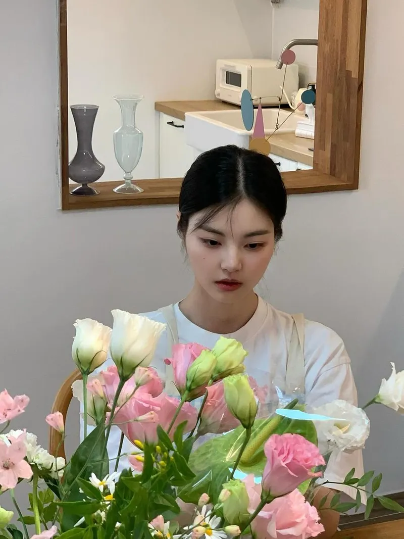 “꽃이 정말정말 조아”…홍예지, 고요한 오후→잔잔한 감성 만개 / 배우 홍예지 인스타그램