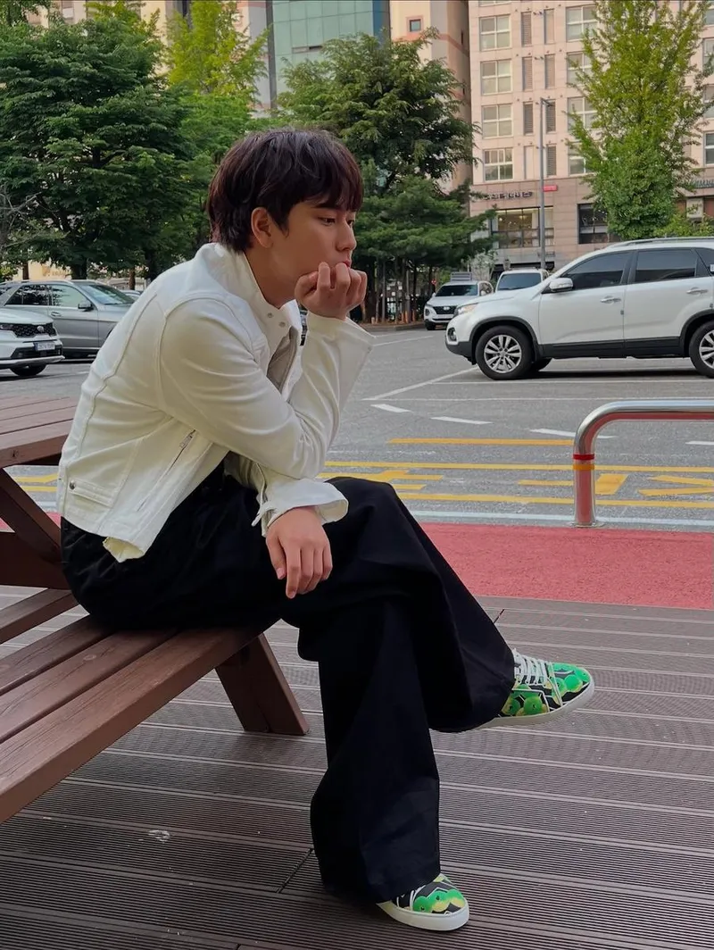 “초록색 신발”…이무진, 초여름 오후→생기 가득한 무드 / 가수 이무진 인스타그램