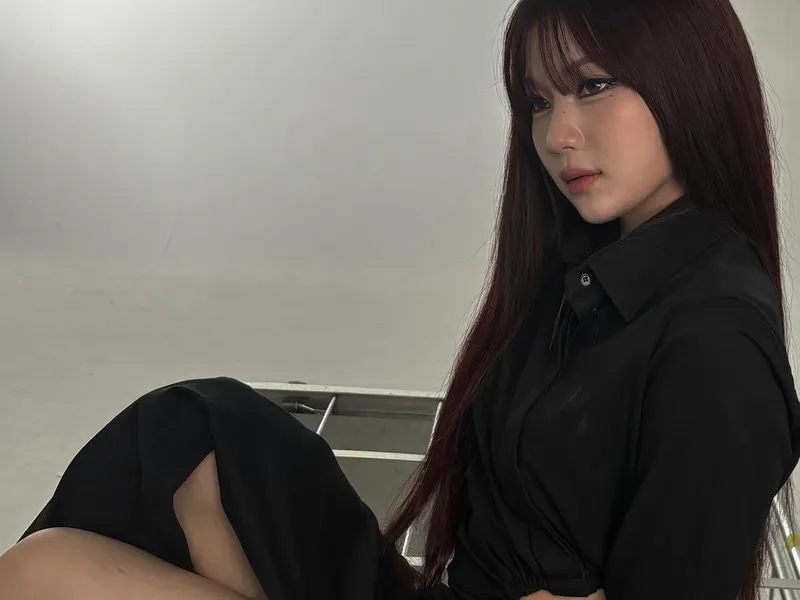 “검은 그림자처럼 스며든 눈빛”…아이사, 고요한 시선→여름에도 짙은 아우라 / 스테이씨 아이사 인스타그램