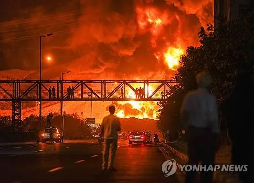 2025년 6월 15일 새벽, 이란 수도 테헤란 외곽 유류 저장고에서 이스라엘의 공습으로 대형 화재가 발생한 모습 / 연합뉴스