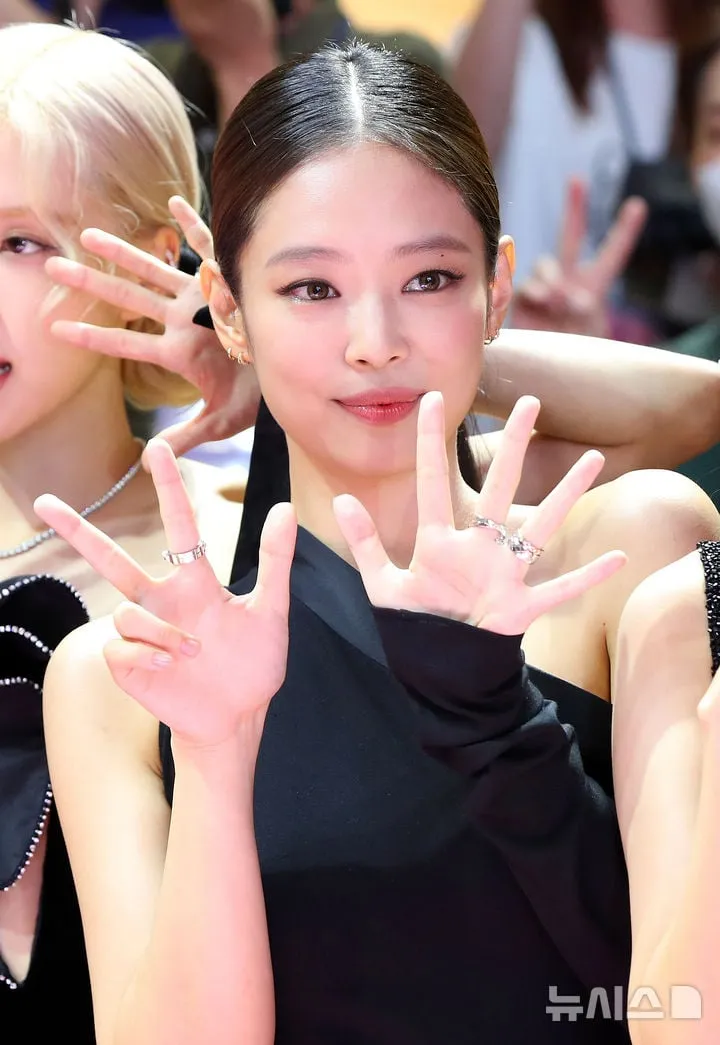“블랙핑크 제니, 허위 친부 논란 종결”…승소 후 월드투어→당당 행보