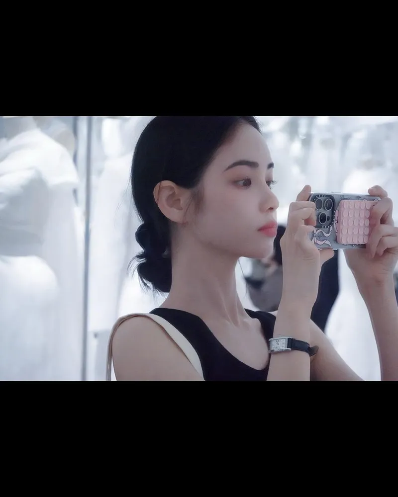 “유리관 너머 꿈을 담다”…홍수주, 고요한 시선→여름빛 청아함 / 배우 홍수주 인스타그램