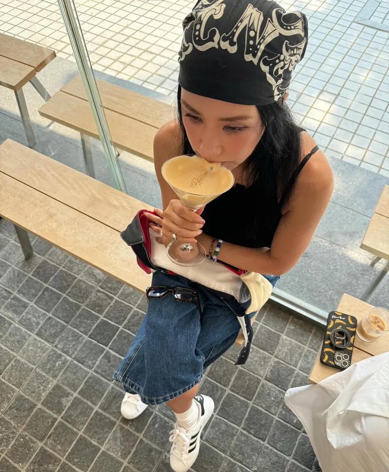 “느긋한 대낮, 여름의 한 모퉁이에서”…엄정화, 자유로운 무드→카페 감성 터치 / 배우, 가수 엄정화 인스타그램