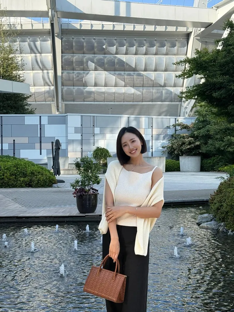 “해가 지지 않는 저녁”…배혜지, 초여름 햇살→여유로운 여행 미소 / 기상캐스터 배혜지 인스타그램