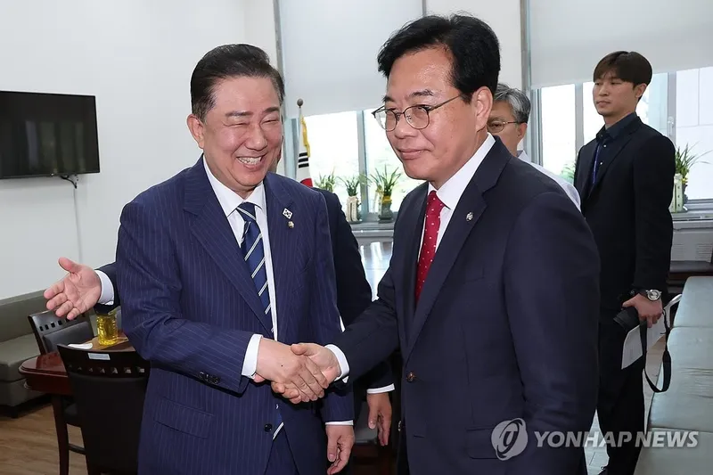 여야 원내대표 회동에도 법사위원장 공방 계속