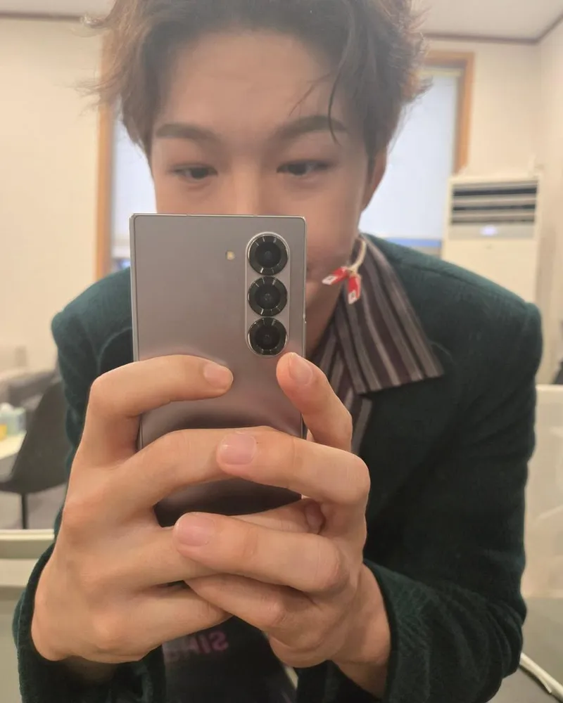 “마음껏 웃고 울고 즐기길”…이창섭, 무대 전 설렘→거울 셀카로 속마음 고백 / 그룹 비투비 이창섭 인스타그램