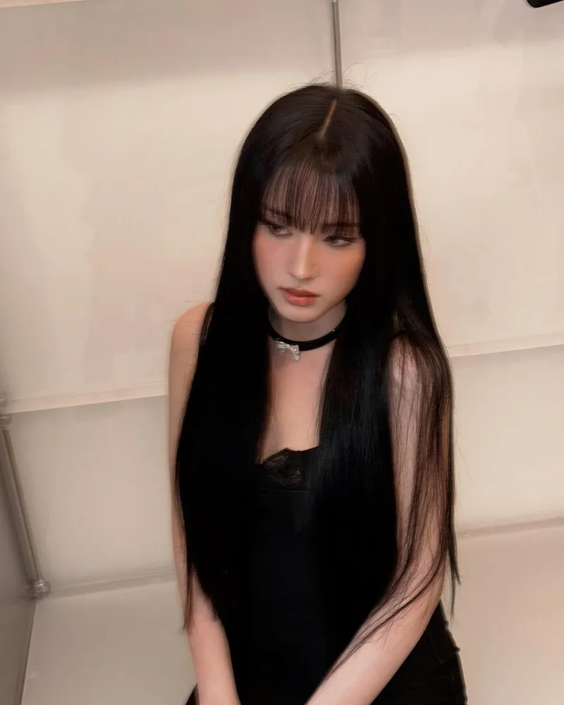 “시선이 멈추는 짙은 분위기”…윤, 긴 생머리 압도→고요한 카리스마 / 걸그룹 스테이씨 윤 인스타그램