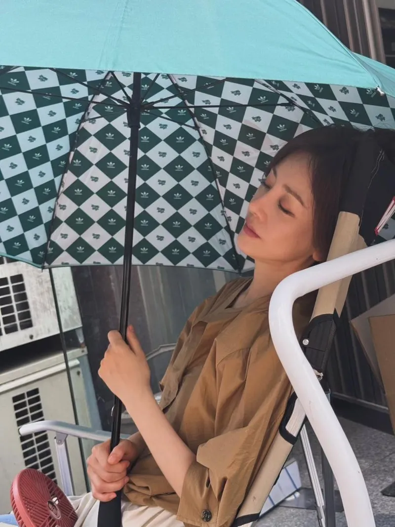 “잠시 눈을 감고, 휴식에 기대어”…오나라, 초여름 오후→바람결 같은 기분 전환 / 배우 오나라 인스타그램