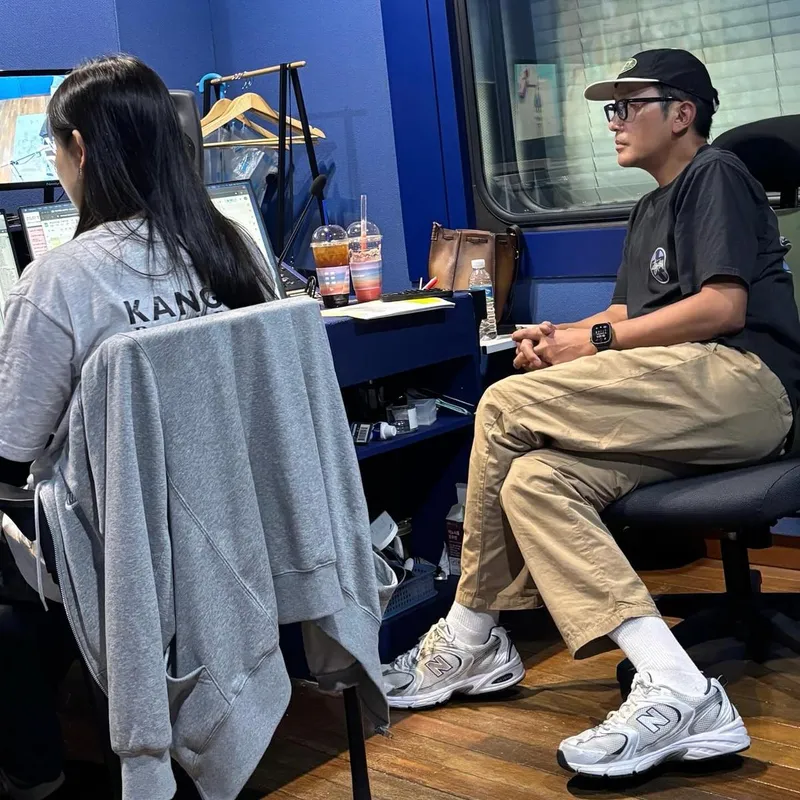 “윗집에서 들려온 새로운 장면”…하정우, 여름 오후의 집중→스튜디오를 채운 묵직한 존재감 / 배우 하정우 인스타그램