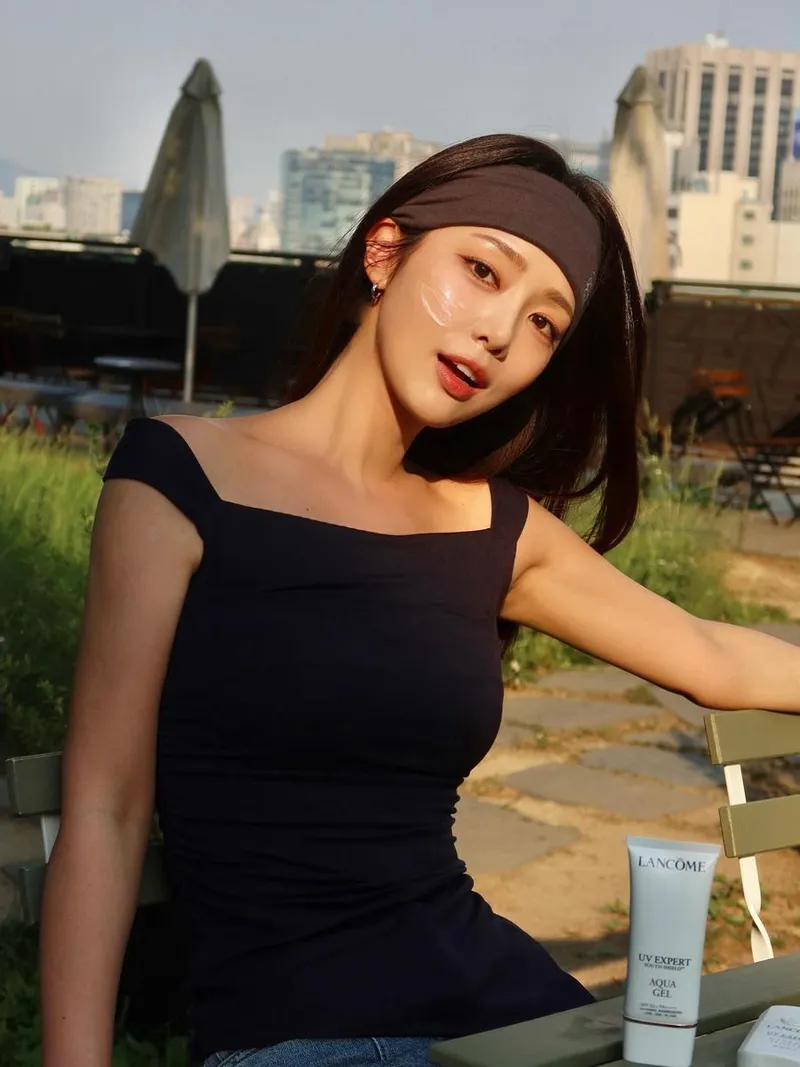 “얇고 투명한 여름의 결”…조서연, 햇살 아래→자유로운 피부 자신감 / 아나운서 조서연 인스타그램