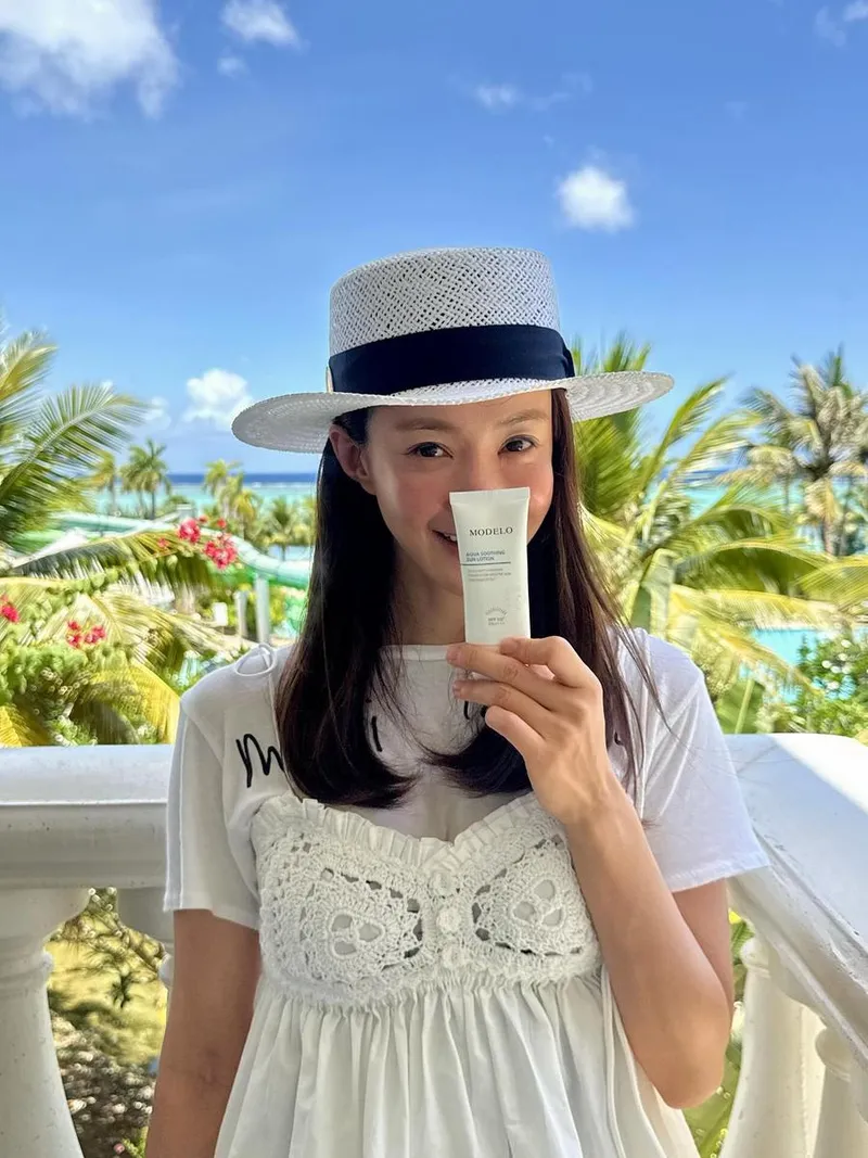 “여름 햇살 아래 한 줌의 여유”…이시영, 청명한 미소→휴양지 셀카로 전한 근황 / 배우 이시영 인스타그램