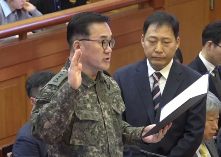 여인형 전 국군방첩사령관이 4일 서울 종로구 헌법재판소에서 열린 윤석열 대통령 탄핵심판 5차 변론기일에 증인으로 출석해 증인선서를 하고 있다. (사진=헌법재판소 제공) 2025.02.04.