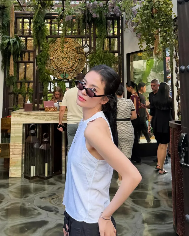 “낯선 여름, 작은 설렘”…송혜교, 이국적 공간→청량 무드로 시선 압도 / 배우 송혜교 인스타그램