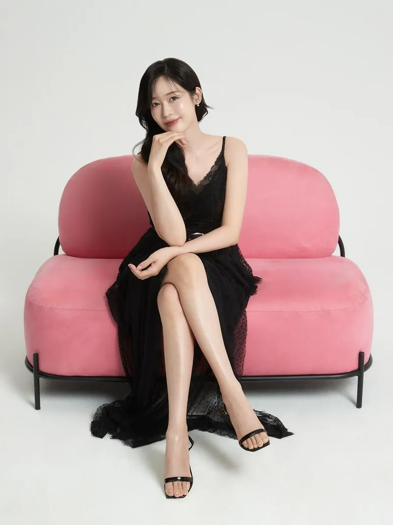 “달빛 아래 고요한 미소”…성유리, 블랙 드레스→청초함 절정 / 배우 성유리 인스타그램