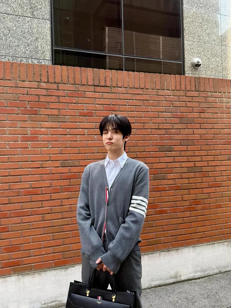 “잔잔한 일상 위에 조용한 미소”…윤호, 절제된 분위기→감성 가득 출근룩 / 그룹 에이티즈 윤호 인스타그램