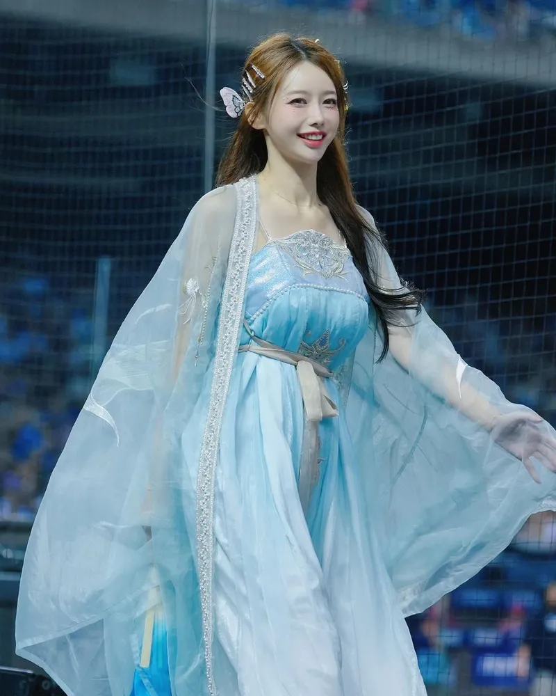 “가장 빛나는 순간마다 감사해요”…이아영, 청량한 무드→현장 감동 물결 / 치어리더 이아영 인스타그램