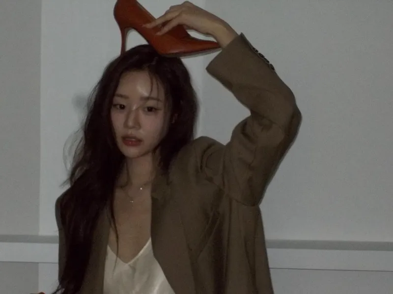 “어쩐지 낯선 밤”…김민설, 무심한 시선→이질적 반전 미학 / 솔로지옥4 출연자 배우 김민설 인스타그램