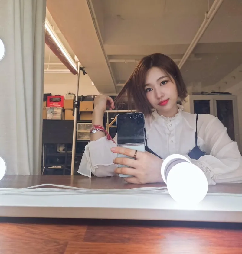 “투명한 셔츠 속 새로운 시선”…공다임, 단발 여름→거울 속 청아한 반전 / 배우 공다임 인스타그램