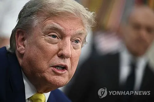 도널드 트럼프 미국 대통령이 백악관에서 취재진 질문에 답하고 있다. / 연합뉴스