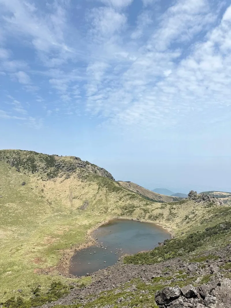 “정상에서 작아진 마음”…문채솔, 한라산 품에 안긴 여름 대장정 / 걸그룹 시그니처 문채솔 인스타그램