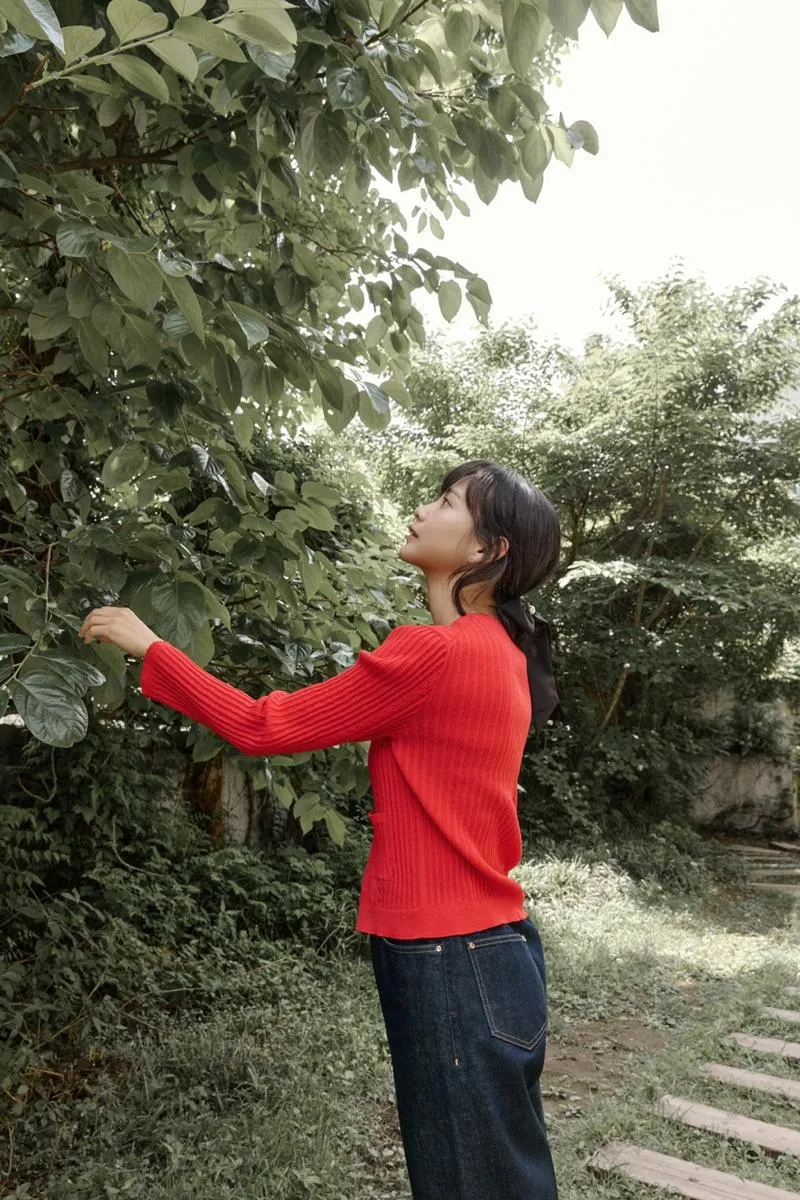 “여름 청량함을 입다”…윤승아·SJSJ, 화보로 담은 바캉스 감성→스타일 완성 / SJSJ
