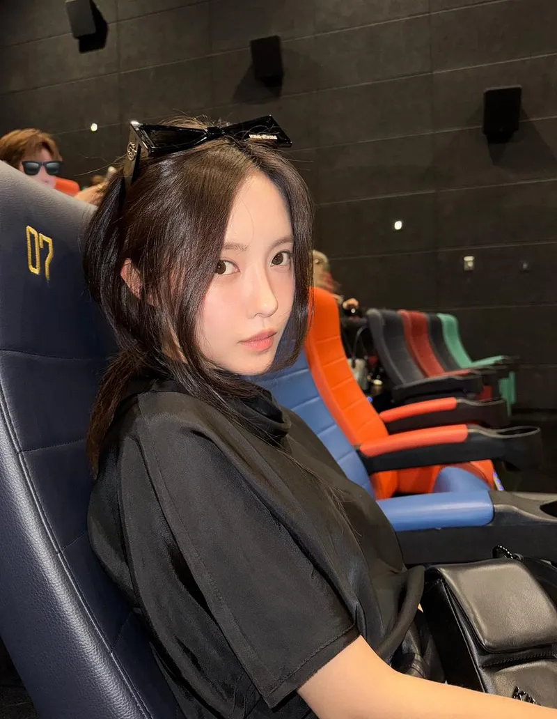 “빛이 스며든 시선”…효민, 극장 속 여유→도시적 분위기 극대화 / 걸그룹 티아라 효민 인스타그램