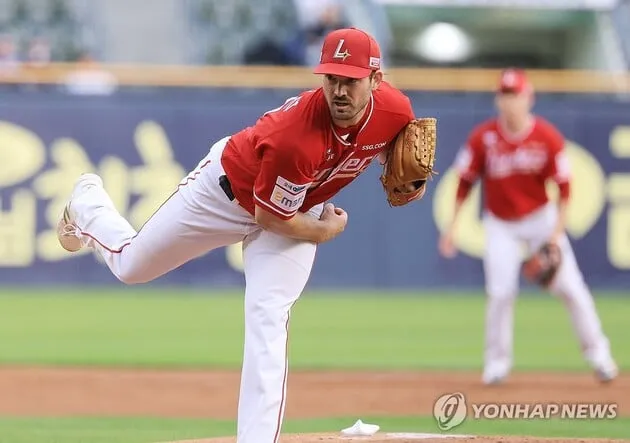 “킥 체인지업 승부”…앤더슨, 롯데전 완봉투→폰세와 평균자책점 1위 경쟁