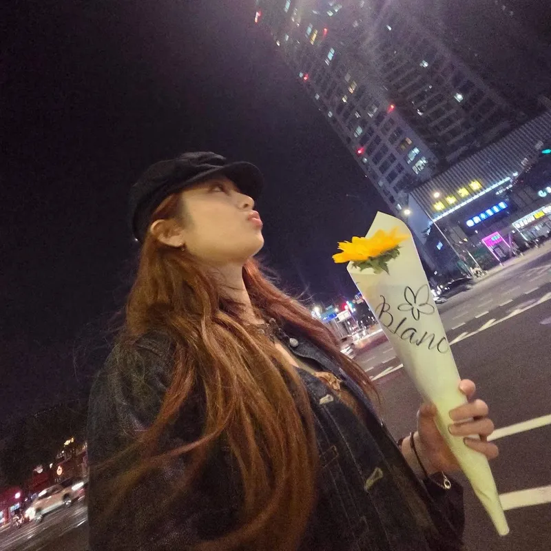 “5월 한가운데서 피어난 여운”…허윤진, 밤거리 산책→감성 충만 순간 / 걸그룹 르세라핌 허윤진 인스타그램