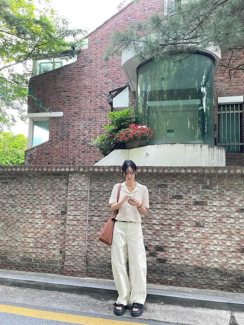 “창가에 머문 적막처럼”…김소연, 여름 골목길→잔잔한 휴식의 순간 / 배우 김소연 인스타그램