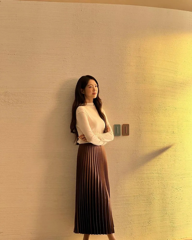 “광고 촬영장의 고요한 여운”…이요원, 은은함 속 단아미→변화 예고 / 배우 이요원 인스타그램
