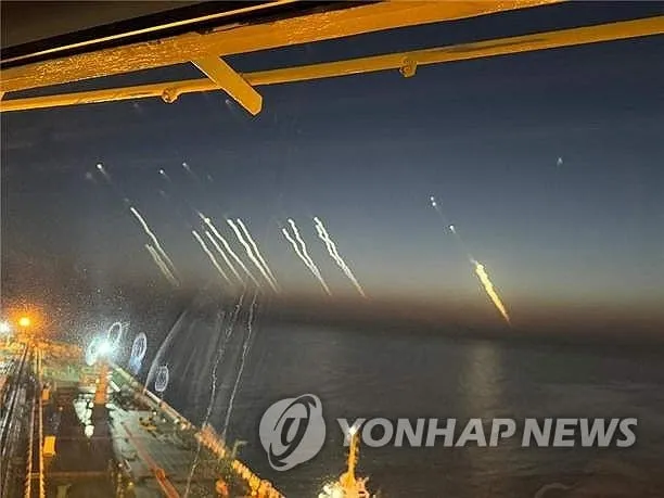 호르무즈 해협을 항해 중인 한국 선박의 선원이 촬영한 미사일 발사 장면 / 연합뉴스