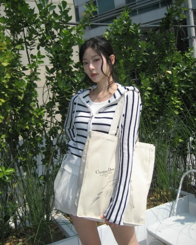 “특별한 순간을 가방에 담아”…김민주, 햇살 아래 빛나는 토트백→여름 미감 완성 / 걸그룹 아이즈원 김민주 인스타그램