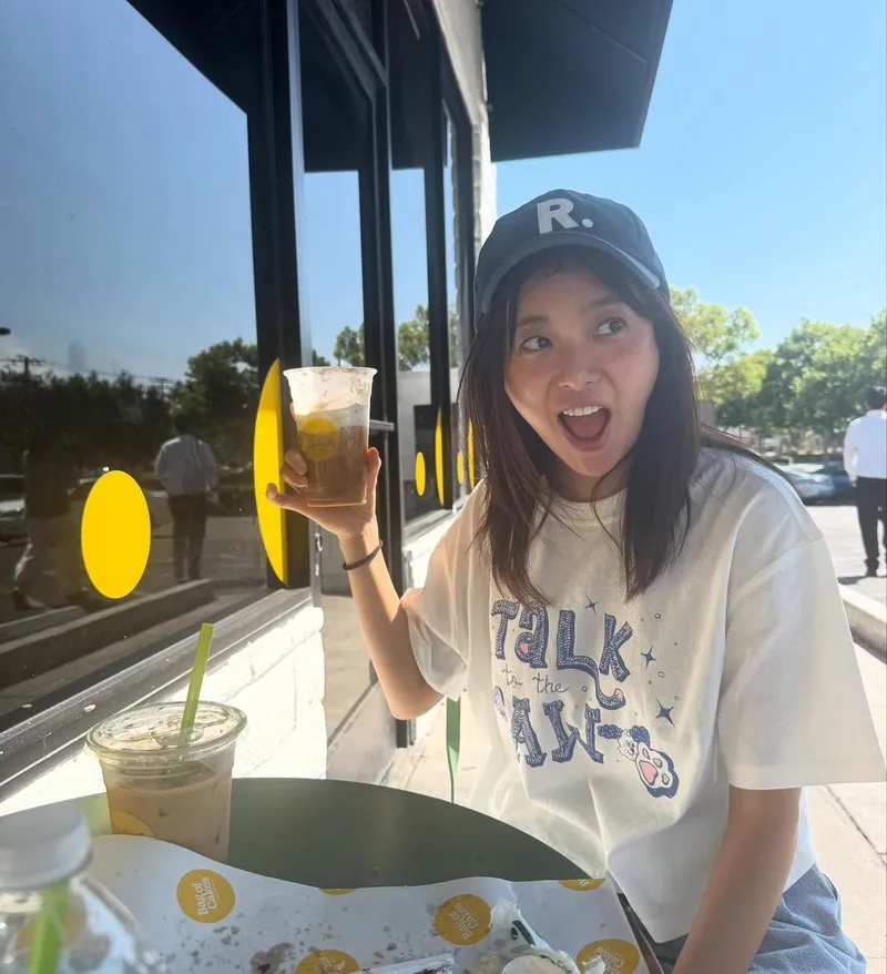 “문의 많으셨던 T-shirt들”…이영은, 싱그러운 여름 오후→활짝 웃는 한 컷