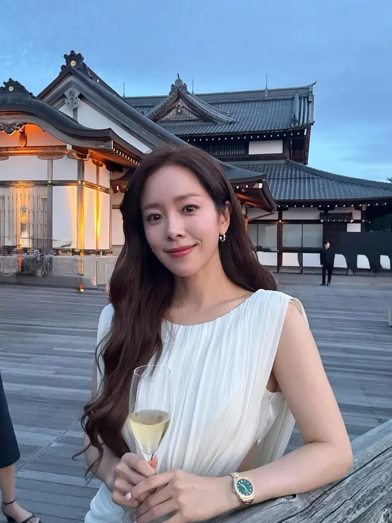 “고요한 청량 속 한줌 미소”…한지민, 여름 저녁→우아함의 정점 / 배우 한지민 인스타그램