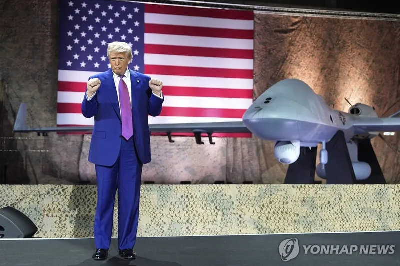 지난 5월 카타르 알우데이드 공군기지 방문한 트럼프[AP=연합뉴스 자료사진]