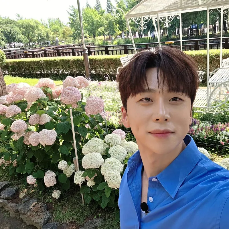 “항상 꽃 피는 날 되세요”…남궁진, 청량 눈빛→여름 햇살을 품다 / 가수 남궁진 인스타그램