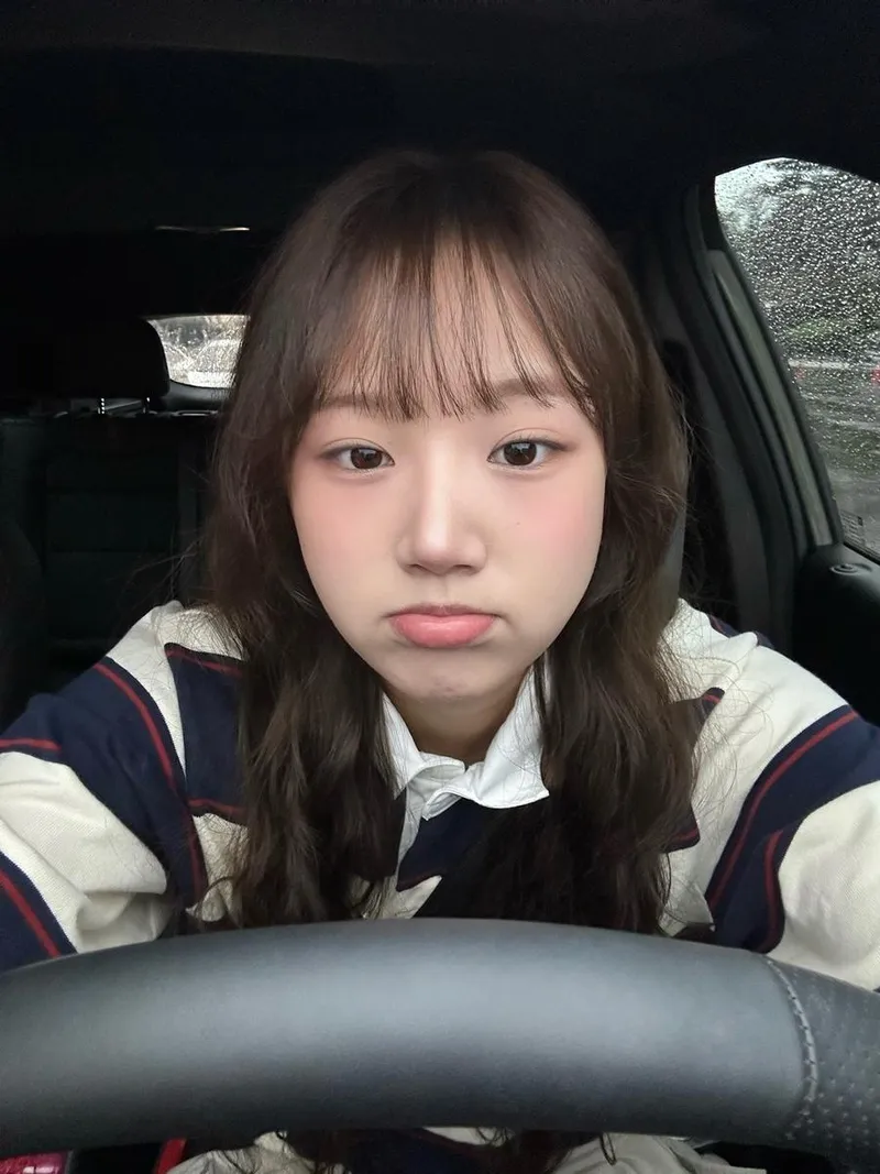 “하늘에 빵꾸가 났나봐아”…노희지, 장마 속 표정→순수한 투정 / 모델 노희지 인스타그램