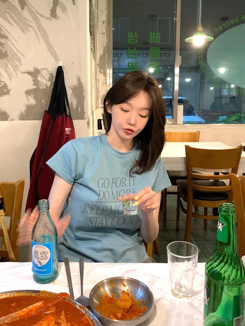 “축제의 끝에서 마주한 일상”…강민경, 여운 묻어난 테이블→청량한 여름의 휴식 / 걸그룹 다비치 강민경 인스타그램