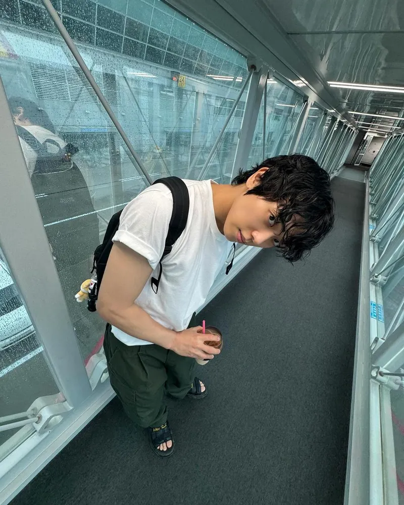 “비 내리는 날, 여행의 설렘”…민균, 공항 복도→여름 감성 가득 / 그룹 온앤오프 민균 인스타그램