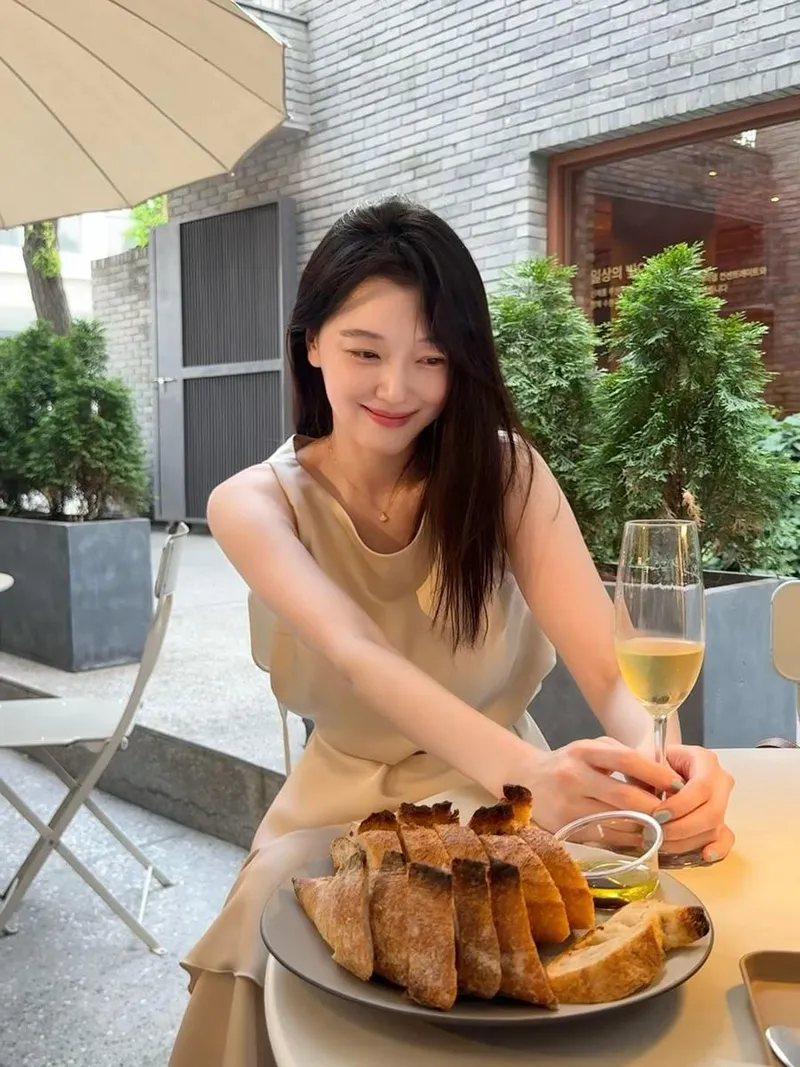 “내가 좋아하는 여름”…조우리, 햇살 아래 미소→여유로운 테라스 한때 / 배우 조우리 인스타그램