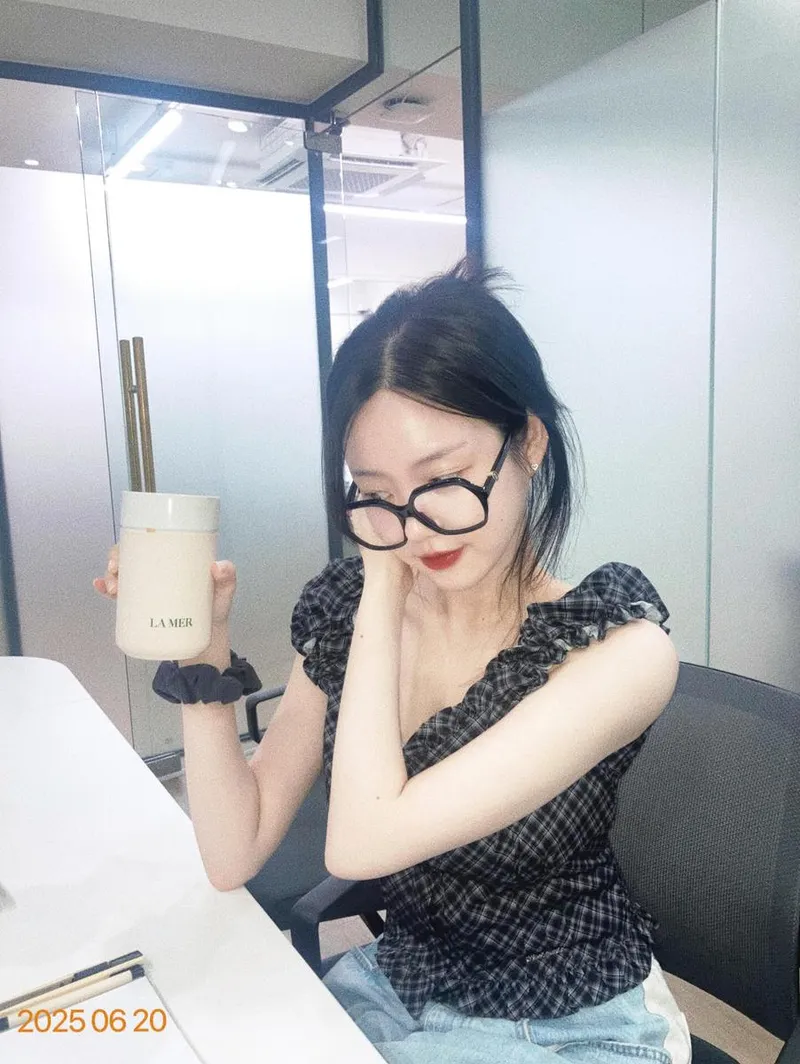 “찰나의 여유를 담아”…이유비, 사무실의 정적→서늘한 여름 감성 / 배우 이유비 인스타그램
