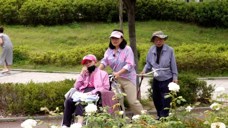 노인이 노인을 돌보는 사회…‘추적60분’ 윤정암·윤혜숙, 중년 간병의 그림자→국가적 과제와 질문 / KBS