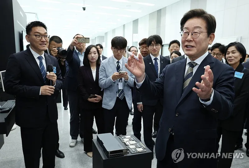 “이재명, 소버린AI 반대는 농사 포기 논리”…AI3대강국 선언→산업 현장 심장 뛰다