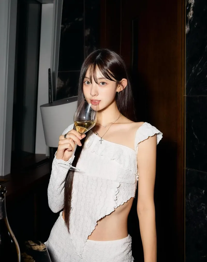 “돔페리뇽이면 됐지 뭐”…이지연, 청량한 시선→여름밤 분위기 / 환승연애2 출연자 이지연 인스타그램