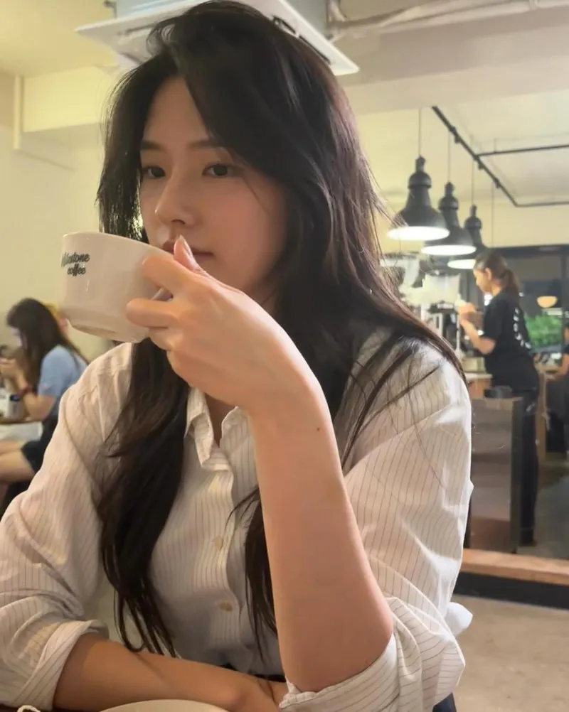 “고요한 눈빛에 잠긴 오후”…문지원, 따뜻한 커피 향→여름의 정적 / 하트페어링 출연자 문지원 인스타그램