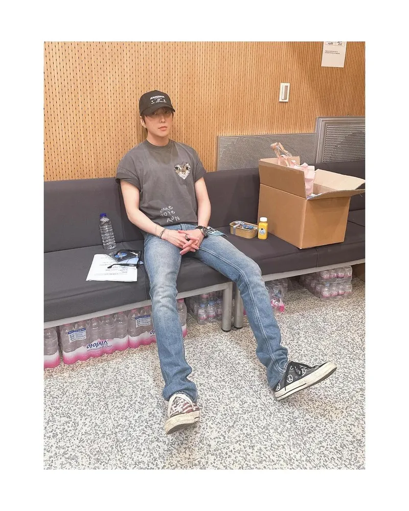 “조용한 오후의 여유”…강승윤, 대기실 속 청춘→자유로움 가득한 순간 / 그룹 위너 강승윤 인스타그램