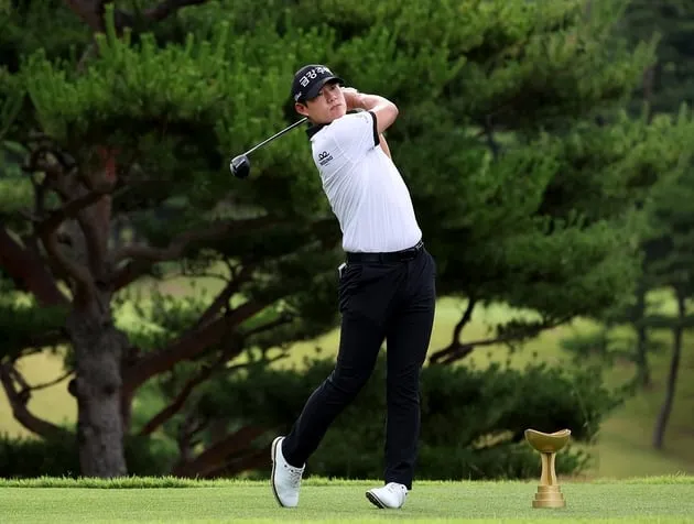 “6언더파 맹타”…신용구, KPGA 선수권 2R 선두→3타 차 단독 1위